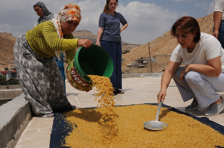 Kadınlar yetiştirdi